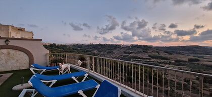 Modern 4-bed Home in Ix-xaghra, Valley View Pool