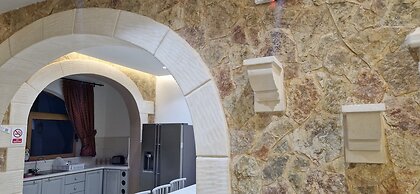 Modern 4-bed Home in Ix-xaghra, Valley View Pool