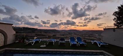 Modern 4-bed Home in Ix-xaghra, Valley View Pool