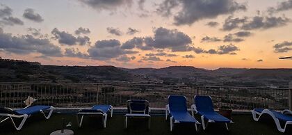 Modern 4-bed Home in Ix-xaghra, Valley View Pool