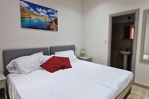 Modern 4-bed Home in Ix-xaghra, Valley View Pool