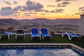 Modern 4-bed Home in Ix-xaghra, Valley View Pool