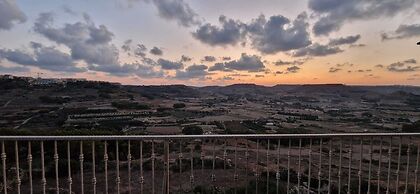 Modern 4-bed Home in Ix-xaghra, Valley View Pool