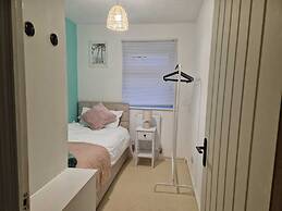 Stunning 3-bed Home Near City Centre, Chic Comfort