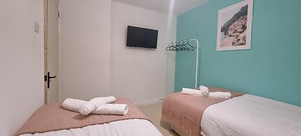 Stunning 3-bed Home Near City Centre, Chic Comfort