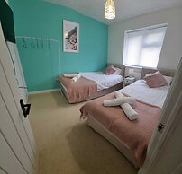 Stunning 3-bed Home Near City Centre, Chic Comfort