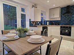 Stunning 3-bed Home Near City Centre, Chic Comfort