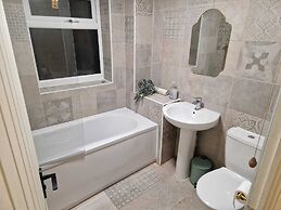 Stunning 3-bed Home Near City Centre, Chic Comfort