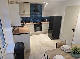Stunning 3-bed Home Near City Centre, Chic Comfort