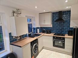 Stunning 3-bed Home Near City Centre, Chic Comfort