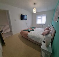 Stunning 3-bed Home Near City Centre, Chic Comfort