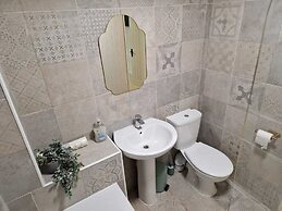 Stunning 3-bed Home Near City Centre, Chic Comfort