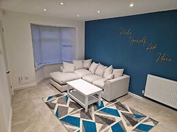 Stunning 3-bed Home Near City Centre, Chic Comfort