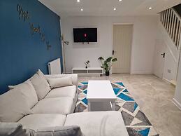 Stunning 3-bed Home Near City Centre, Chic Comfort