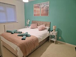 Stunning 3-bed Home Near City Centre, Chic Comfort