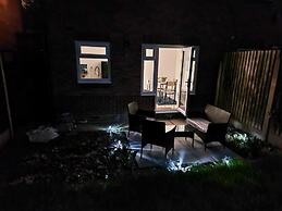 Stunning 3-bed Home Near City Centre, Chic Comfort