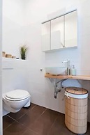 Luxurious and Bright, 5 min walk to city center