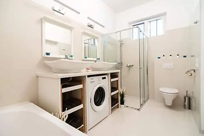 Luxurious and Bright, 5 min walk to city center