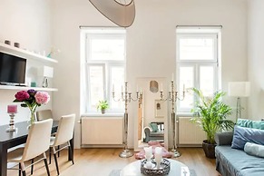 Luxurious and Bright, 5 min walk to city center