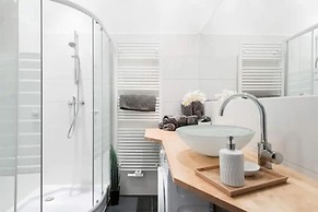 Luxurious and Bright, 5 min walk to city center