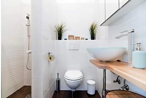 Luxurious and Bright, 5 min walk to city center