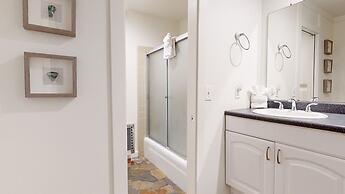 Lakeview Lodge #1 2 Bedroom Condo by RedAwning