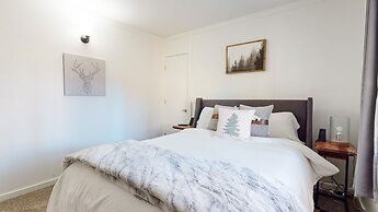 Lakeview Lodge #1 2 Bedroom Condo by RedAwning