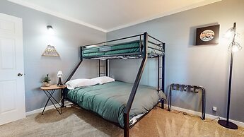 Lakeview Lodge #1 2 Bedroom Condo by RedAwning