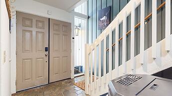 Lakeview Lodge #1 2 Bedroom Condo by RedAwning