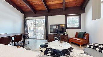 Lakeview Lodge #1 2 Bedroom Condo by RedAwning