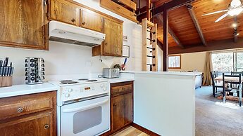 Lakeview Lodge #2 2 Bedroom Condo by RedAwning