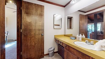 Lakeview Lodge #2 2 Bedroom Condo by RedAwning