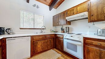 Lakeview Lodge #2 2 Bedroom Condo by RedAwning