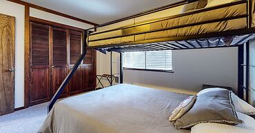 Lakeview Lodge #2 2 Bedroom Condo by RedAwning