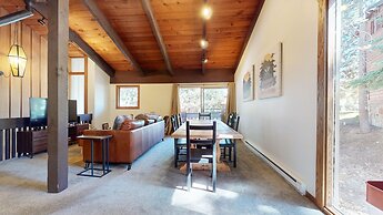 Lakeview Lodge #2 2 Bedroom Condo by RedAwning