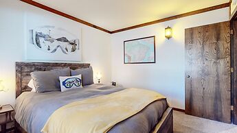 Lakeview Lodge #2 2 Bedroom Condo by RedAwning