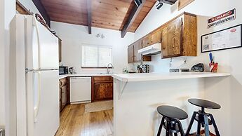 Lakeview Lodge #2 2 Bedroom Condo by RedAwning