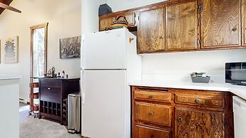 Lakeview Lodge #2 2 Bedroom Condo by RedAwning