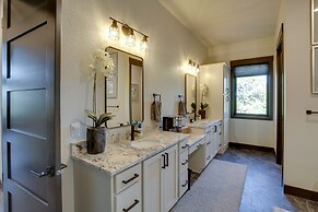 South Dakota Retreat w/ Hot Tub, Fire Pit & Grill!