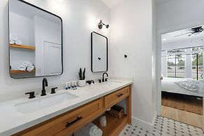 Southern Vine Sip and Stay Combo