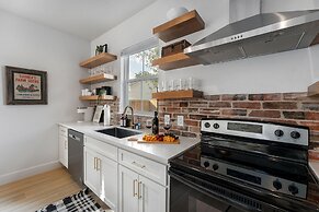 Luxury Escape at The Noir: 3br, Hot Tub, & Steps From Main St!