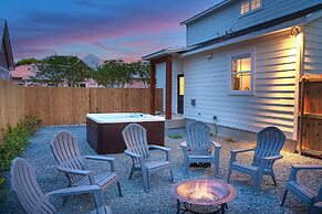 Luxury Escape at The Noir: 3br, Hot Tub, & Steps From Main St!