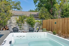Rosé Retreat: Luxurious Getaway for 6, Hot Tub, Steps to Main Street
