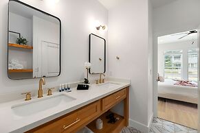 Rosé Retreat: Luxurious Getaway for 6, Hot Tub, Steps to Main Street