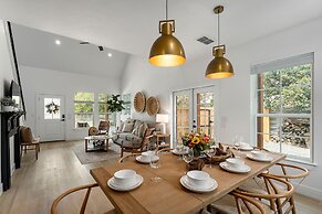 Rosé Retreat: Luxurious Getaway for 6, Hot Tub, Steps to Main Street