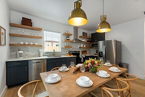 Rosé Retreat: Luxurious Getaway for 6, Hot Tub, Steps to Main Street