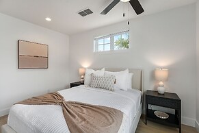 Rosé Retreat: Luxurious Getaway for 6, Hot Tub, Steps to Main Street