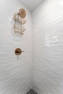 Rosé Retreat: Luxurious Getaway for 6, Hot Tub, Steps to Main Street