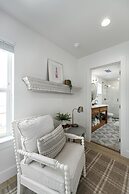 Rosé Retreat: Luxurious Getaway for 6, Hot Tub, Steps to Main Street