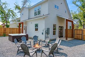 Rosé Retreat: Luxurious Getaway for 6, Hot Tub, Steps to Main Street